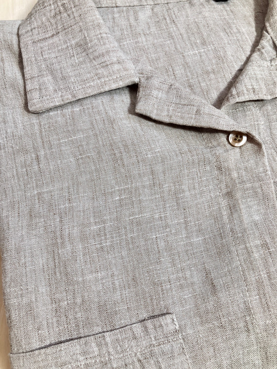 نمای نزدیک شومیز مانتویی کرم نسکافهای