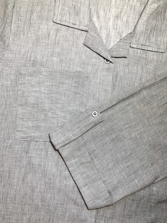 نمای نزدیک شومیز مانتویی طوسی روشن