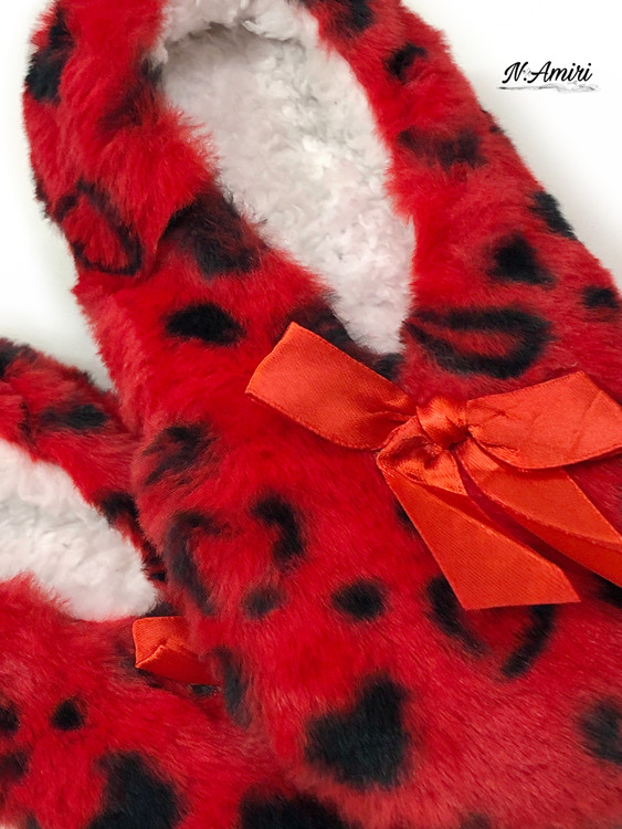 پاپوش خز رو فرشی قرمز نمای نزدیک